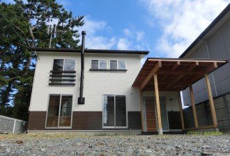 神社の隣に建つ家-鑑